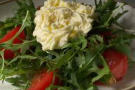 Страчателла с томатами и рукколой