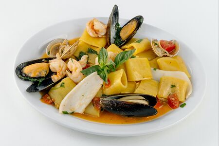 Каламарата с морепродуктами с соусом из черного чеснока