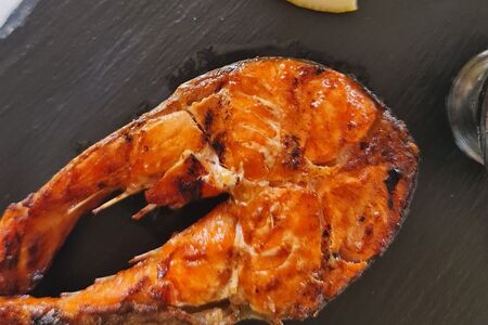 Стейк форели на углях