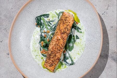 Лосось со шпинатом в сливочном соусе