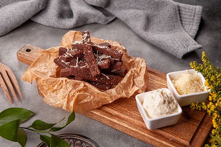 Гренки с чесночным соусом и сыром пармезан