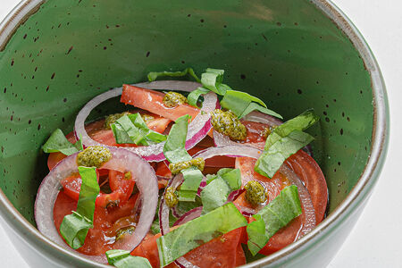 Спелые томаты с луком