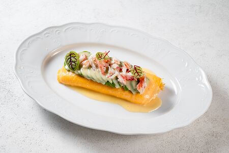 Омлет с крабом и авокадо