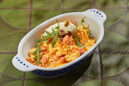 Скрембл с лососем и кремом из сыра рикотта