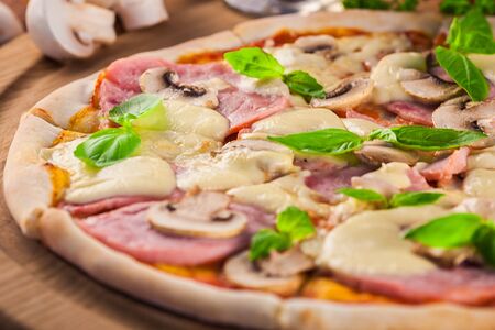 Пицца Ветчина и грибы томатная