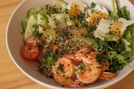 Боул с креветками, киноа в медово-горчичной заправке