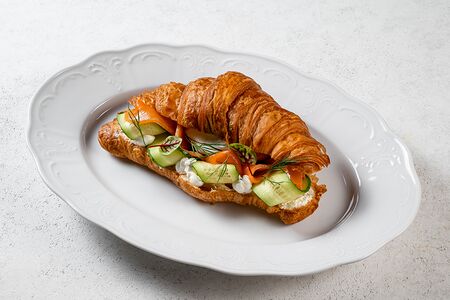 Круассан с лососем и авокадо