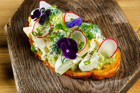 Хруст с яйцом, авокадо и брокколи