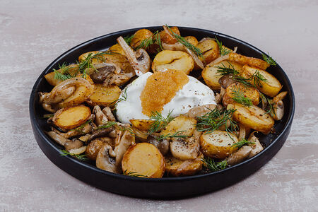 Жареная картошка с грибами и щучьей икрой