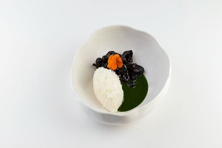 Соленый чизкейк из козьего сыра с вяленой свеклой и смородиной