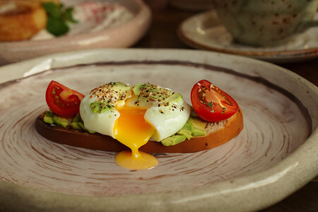 Яйцо пашот с томатами и авокадо на свежевыпеченной фокачче