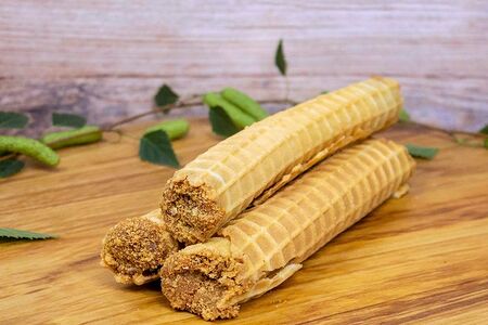 Вафельная трубочка с вареной сгущенкой