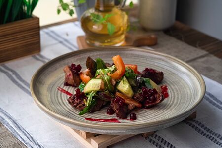 Теплый салат с куриной печенью