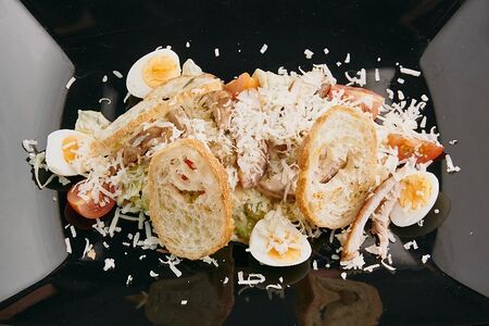 Салат Цезарь с курицей