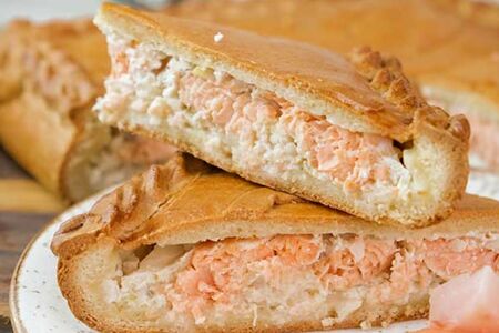 Пирог с семгой и стрелозубым палтусом