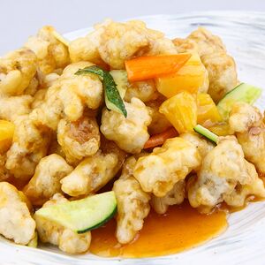 Жареная свинина в кисло-сладком соусе с ананасами