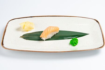 Суши с копченым лососем