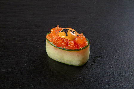 Лосось спайс в огурце