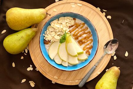 Овсяная каша с грушей и соленой карамелью