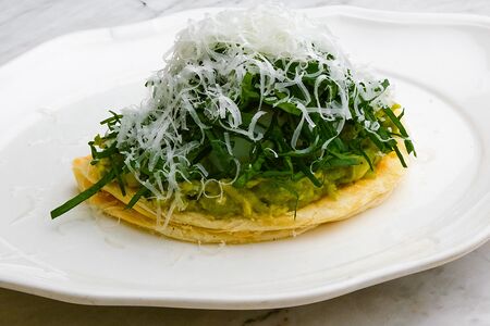 Слоеная лепешка с яйцом пашот, шпинатом и пармезаном