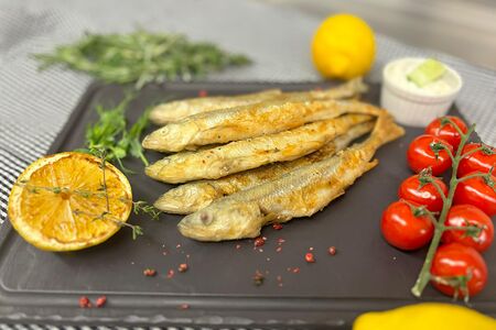 Корюшка с огуречным соусом тартар