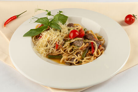 Паста с телятиной и соусом песто