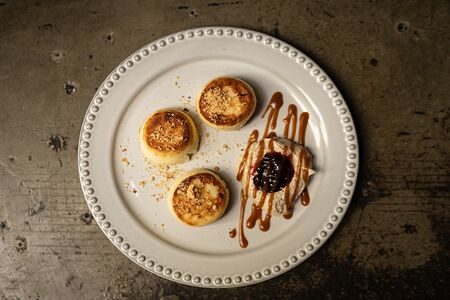 Сырники, крем с вареной сгущенкой, орехи, карамель