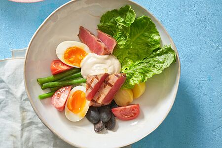 Нисуаз с тунцом гриль и яйцом пашот