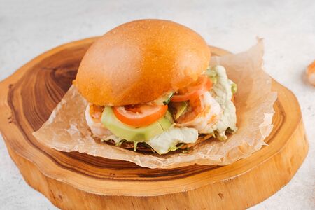 Бургер с авокадо и креветками