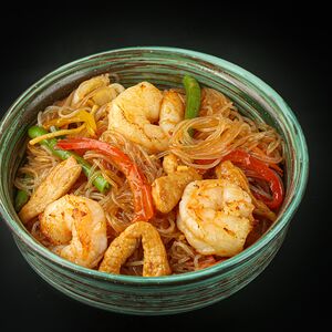 Фунчоза с креветками и курицей в кисло-сладком соусе