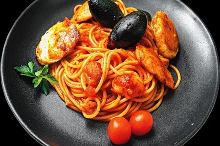 Паста с морепродуктами в томатном соусе