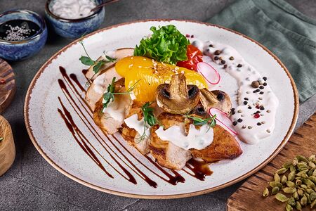 Грудка индейки с овощами гриль под сливочным соусом