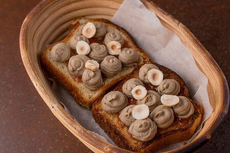 Куриный паштет на бриоши