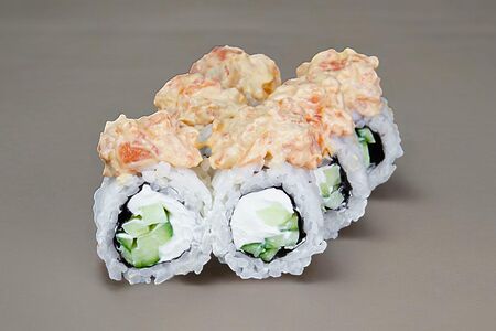 Острый ролл с лососем 