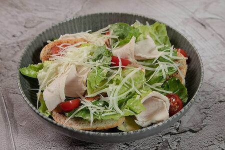 Кэрол и Сьюзан с курицей