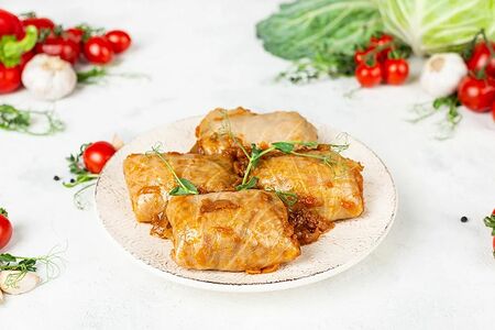 Голубцы овощные в соусе с томатами