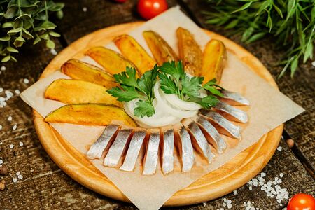 Спинки сельди с луком и картофелем