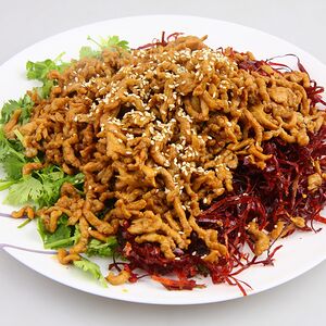 Жареная говядина с перцем и кинзой