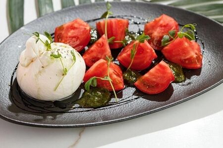 Буррата со сладкими томатами