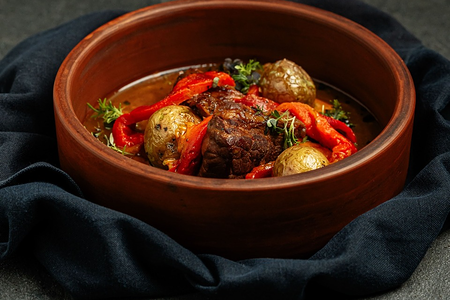 Томленая конина с копченым картофелем