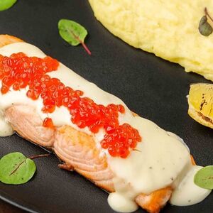 Семга в икорном соусе