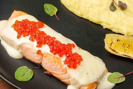 Семга в икорном соусе