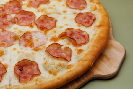 Пицца с ветчиной и сыром 