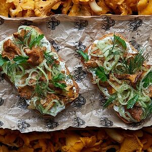 Брускетта с лесными грибами