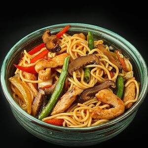 Яичная лапша с курицей и грибами шиитаке в сычуаньском соусе