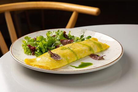 Французский омлет с жареной креветкой