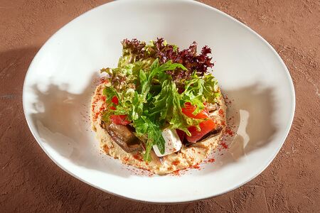 Салат с баклажаном, брынзой и хумусом