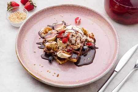 Вафля с шоколадной пастой и бананом