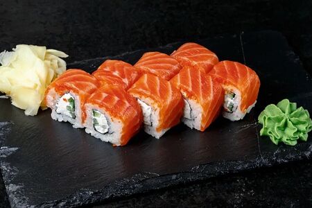 Филадельфия с тобико и огурцом