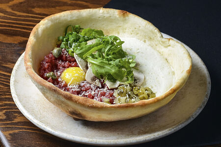 Тартар из говядины с каперсами и пармезаном